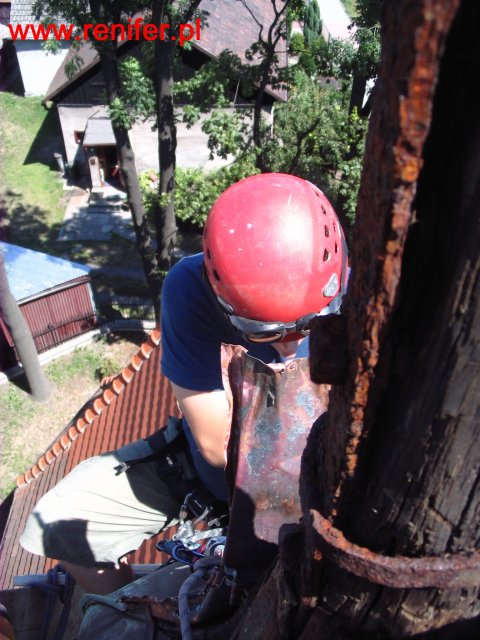 Montaż krzyża na kościele Ofiarowania Najświętszej Maryi Panny - Skawina