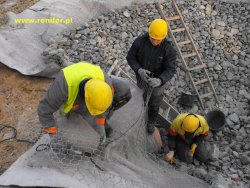 Umacnianie ścian zbiornika ppoż materacami gabionowymi